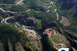 Skalní oblast Meteora s mužskými kláštery na vrcholcích jednotlivých skal