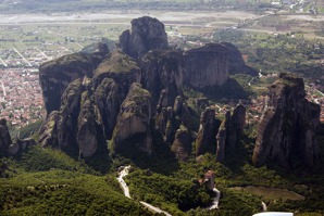 Skalní oblast Meteora s mužskými kláštery na vrcholcích jednotlivých skal