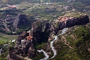 Skalní oblast Meteora s mužskými kláštery na vrcholcích jednotlivých skal