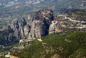 Skalní oblast Meteora s mužskými kláštery na vrcholcích jednotlivých skal
