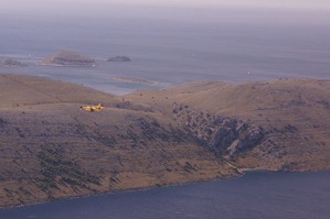 Na některém z ostrovů Kornati hořelo a tak se pode mnou náhle vyhouplo hasící letadlo